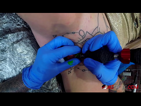 ❤️ Itin tatuiruota karšta Sully Savage gavo tatuiruotę ant savo klitorio ️ Porno prie mūsų lt.naughtyhentai.ru ❌️